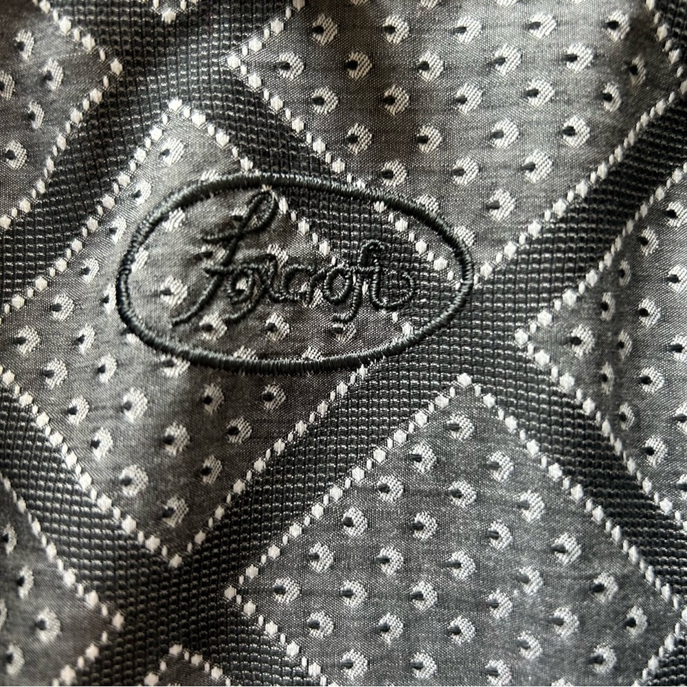 Foxcroft Non-Iron Shaped Fit Button Down Shirt. Size 6. - Picture 2 of 8